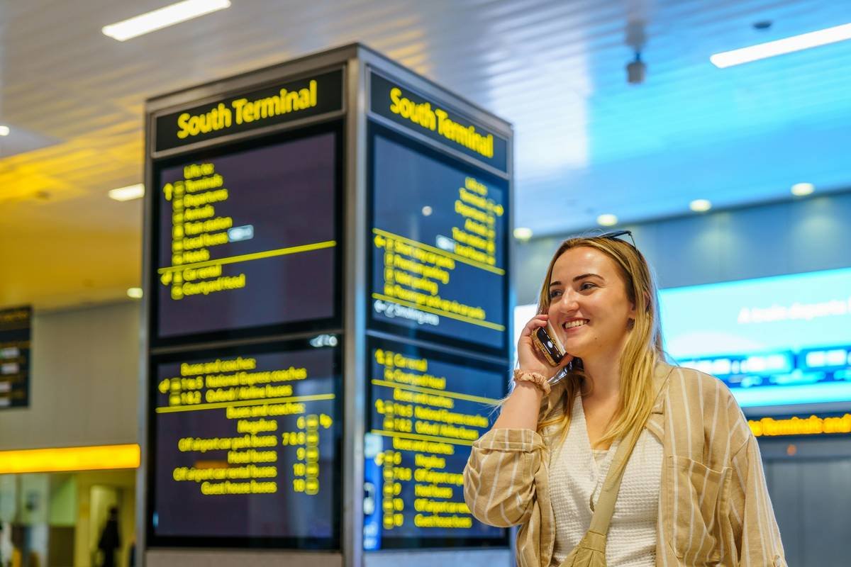 Comparison chart of 5 major credit cards showing flight delay coverage thresholds, reimbursement limits, and eligibility requirements