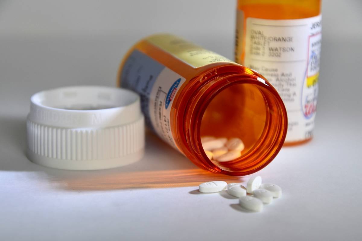 Bar chart showing 20% of U.S. travelers faced medication emergencies abroad in 2023, with 68% unaware of credit card coverage