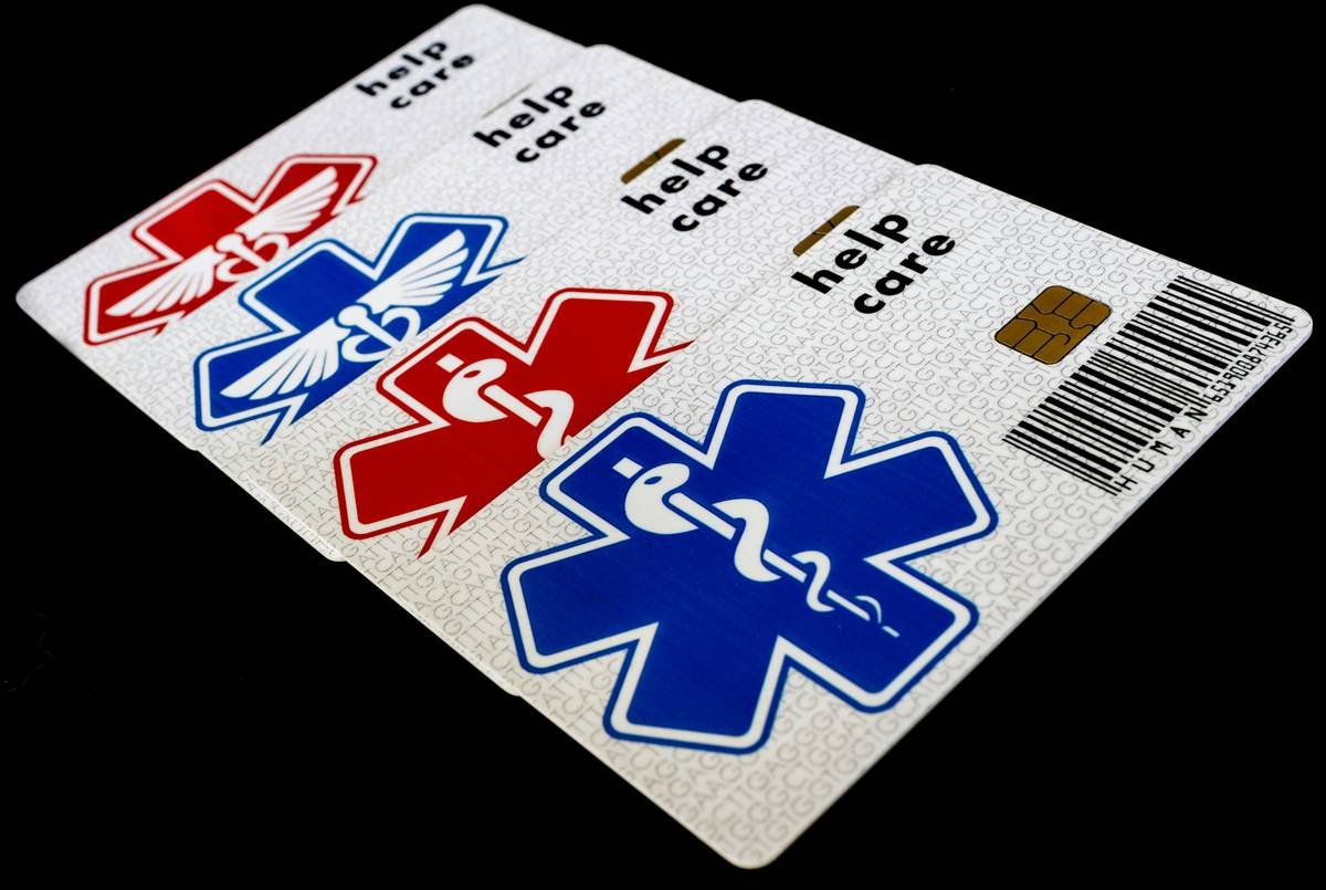 Comparison chart showing emergency hospital finder access numbers and coverage limits for top travel credit cards: Amex Platinum, Chase Sapphire Reserve, Citi Prestige