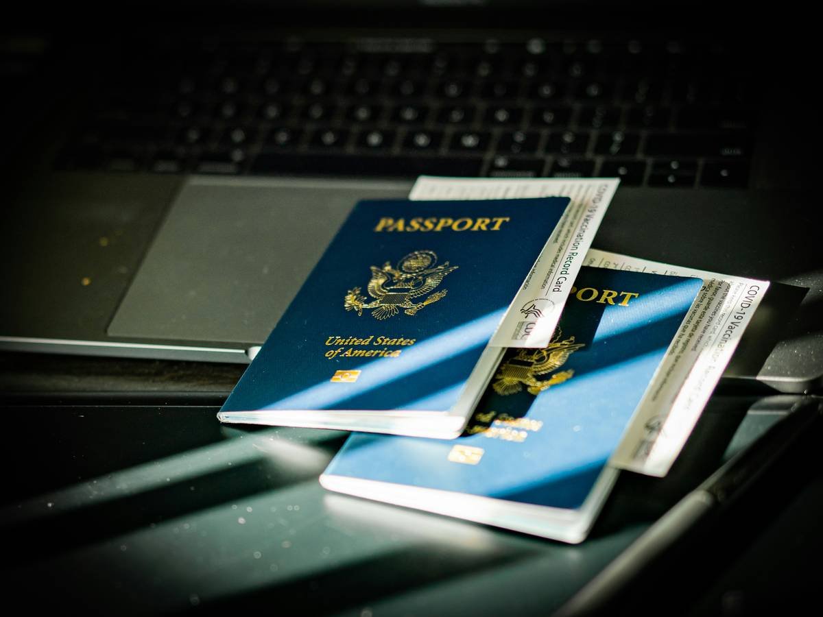Infographic showing key deadlines and documents required for common credit card travel insurance claims including trip cancellation, lost luggage, and emergency medical