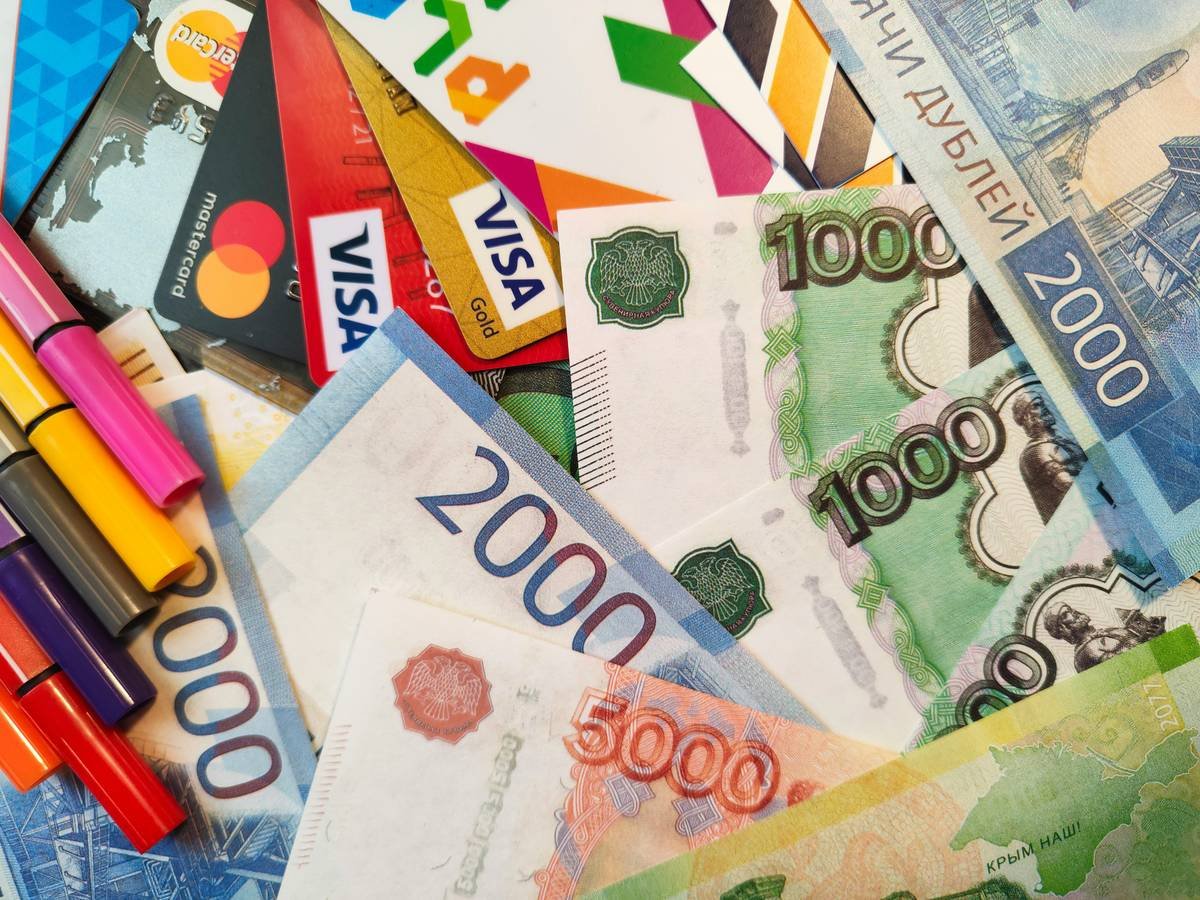 Russian RUR Rubli Roubles paper banknotes and credit cards, closeup shot from above. Free stock editorial photo for blog content, online magazines and other resources covering banking and financial topics