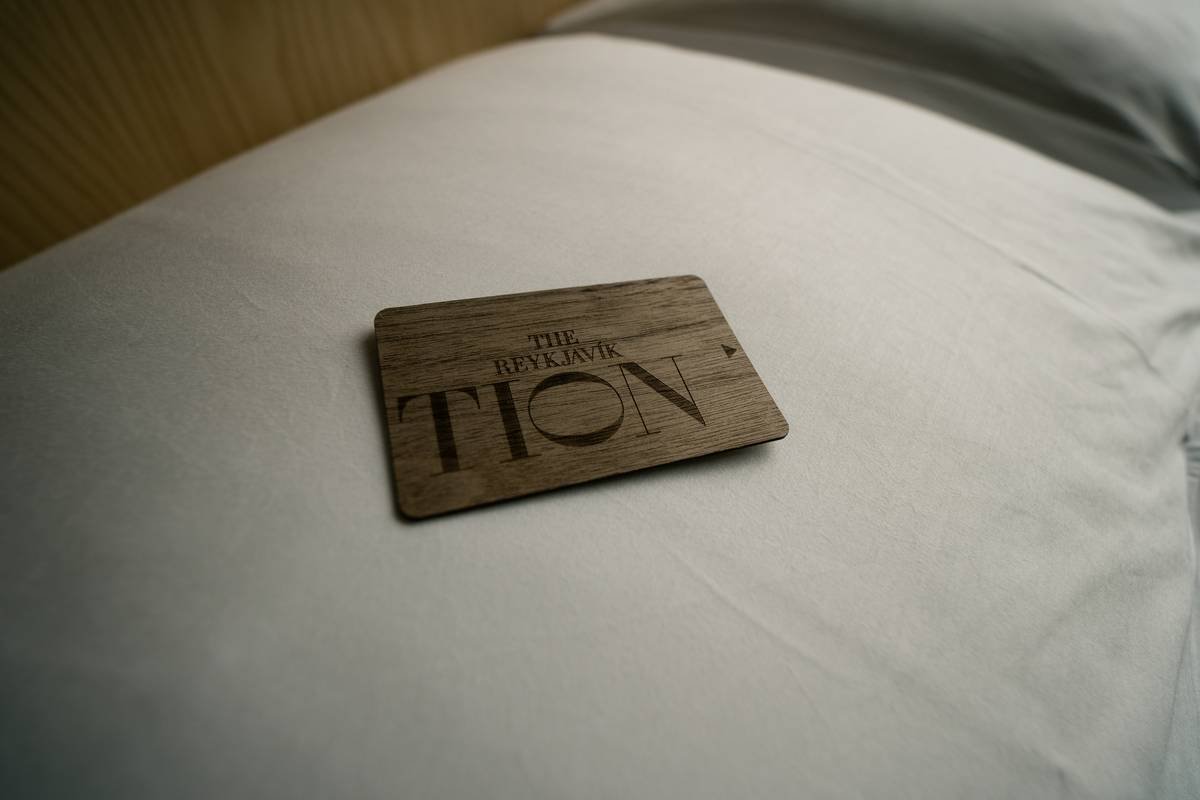 Traveler using credit card travel extended stay coverage to book emergency hotel